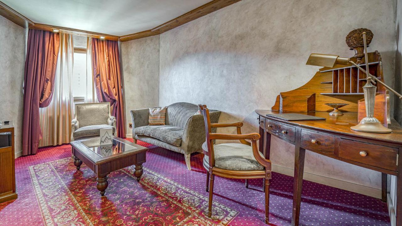 Suite,1398374849:JPEG